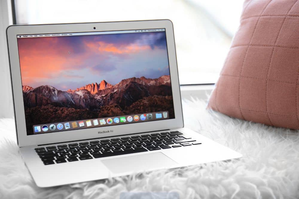 MacBook sobre escritorio con etiquetas de oferta y comparación