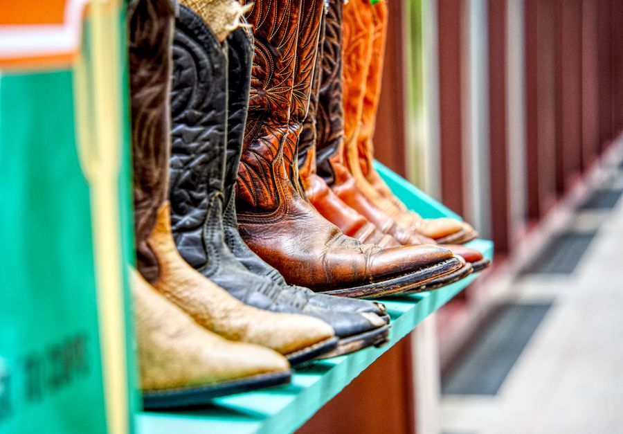 botas cuero artesanal exhibicion 1 Botas de cuero artesanal en exhibición