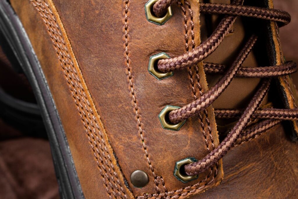 botas cuero marron cordones costuras Botas de cuero marrón con cordones y costuras