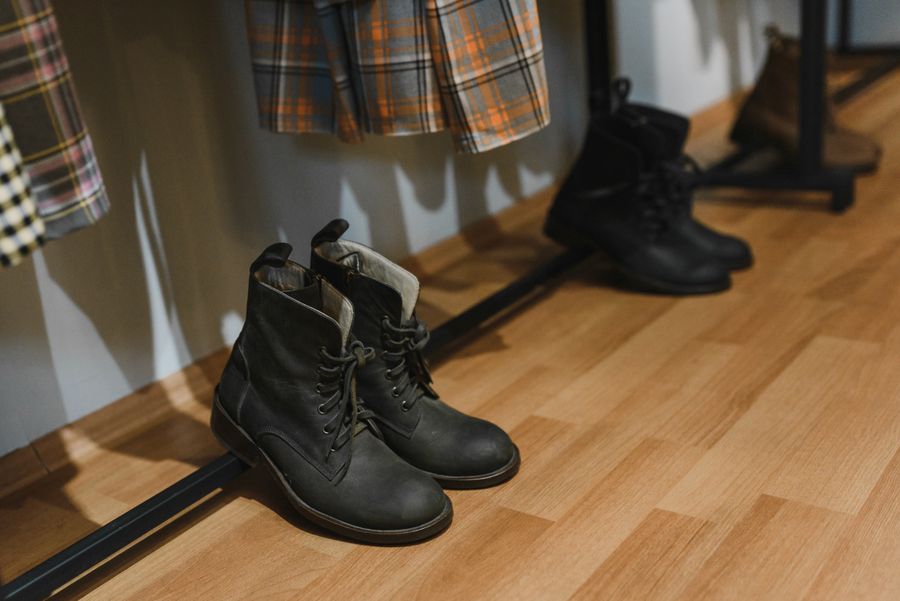 botas cuero negro ropa franela 2 Botas de cuero negro y ropa de franela