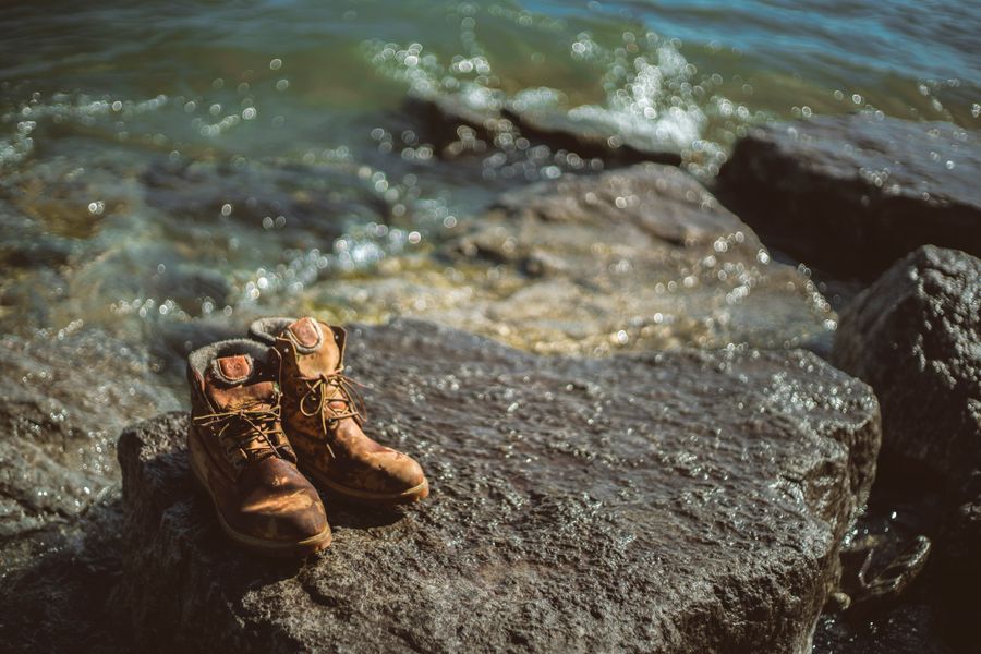 Botas de senderismo Merrell y Timberland abandonadas