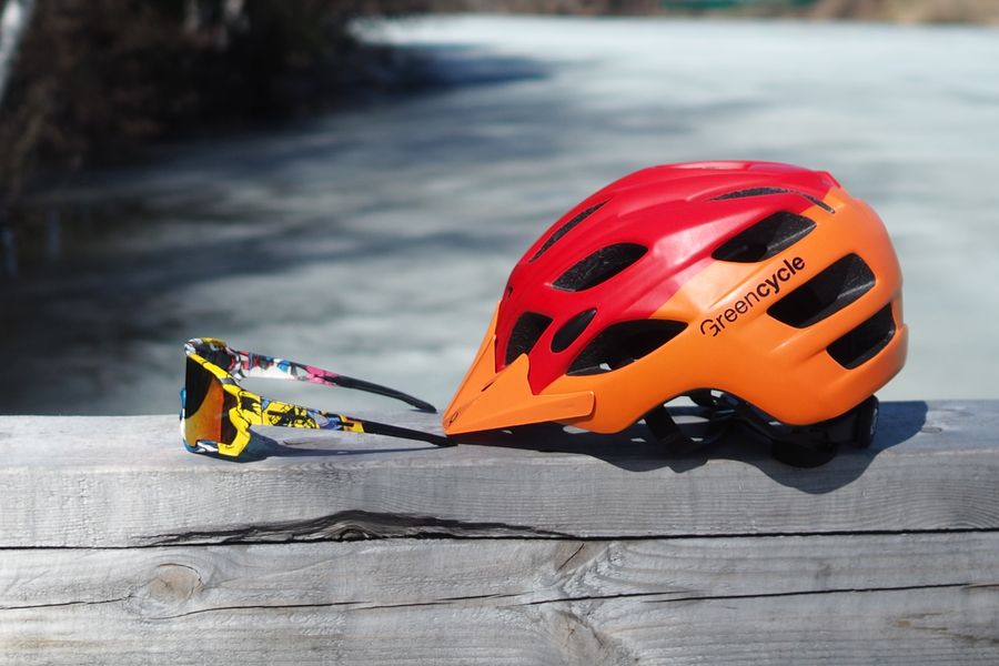 casco gafas sol deportivas 2 Casco y gafas de sol deportivas
