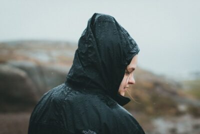 ¿Cómo elegir una chaqueta impermeable para lluvia? Claves técnicas para montaña, ciudad y viajes
