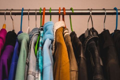 Cómo guardar abrigos y chaquetas: trucos de organización y conservación