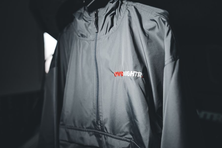 cortavientos gris ovrnightr materiales 1 Cortavientos gris OVRNIGHTR materiales