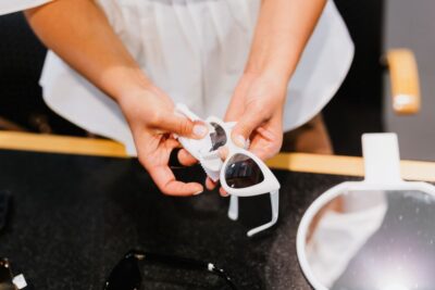 Cómo limpiar gafas de sol correctamente sin dañarlas
