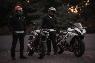 Chaqueta de cuero o chaqueta textil para moto: ¿cuál protege mejor y cuál conviene según el uso?