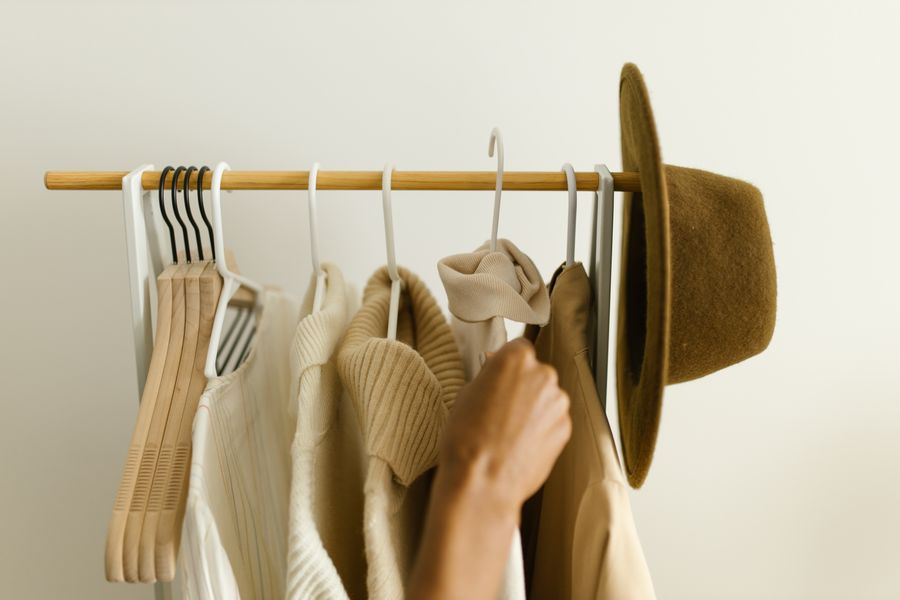 ropa beige marron organizada tipo 2 Ropa beige y marrón organizada por tipo