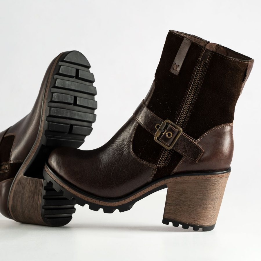 botines casuales suela caucho labrado Suela de caucho con labrado profundo de un botín casual junto a una suela de crepé