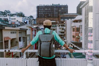 Mejores morrales para el día a día disponibles en Colombia: litros, torso y correas
