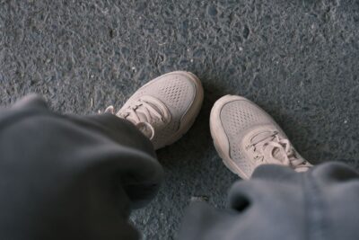 Mejores tenis para caminar en Colombia según tu calce y tu tipo de pisada